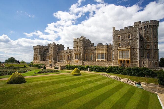 2-Day Windsor, Stonehenge, Bath & Oxford Tour Including Admission - Castle Combe and the limits of a short Cotswolds stop