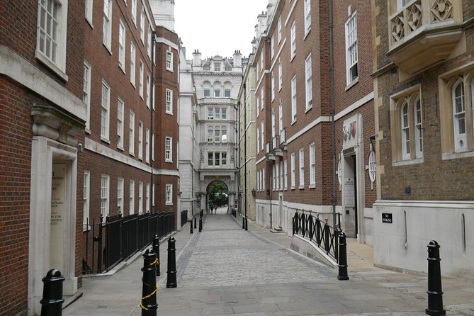 Bridget Jones Walking Tour of Locations - Royal Courts of Justice and the cigarette-shop scene