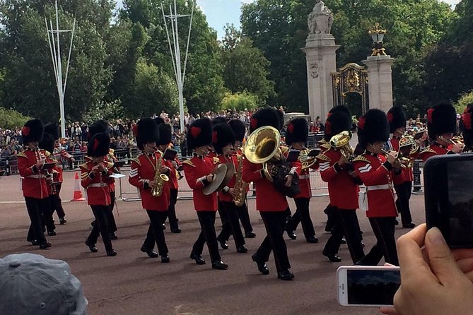 British Royalty walking tour including The Changing Of The Guard! - Buckingham Palace and the Changing of the Guard