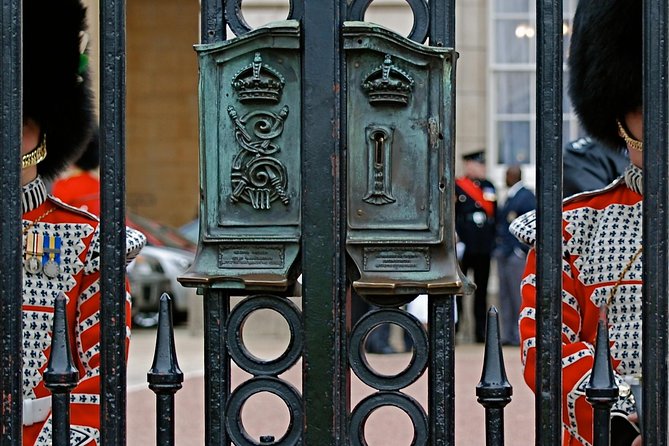 Buckingham Palace and Vintage Bus Tour of London - Entering Buckingham Palace at 2:30 pm