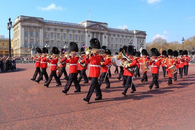 Buckingham Palace and Windsor Castle Self-Guided Tour with Coach - St. George’s Chapel and the royal tombs