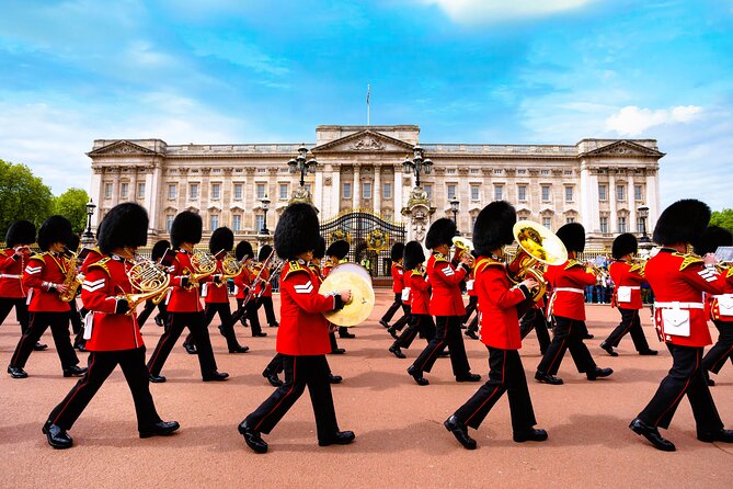 Guardsmen in red tunics on the forecourt at Buckingham Palace