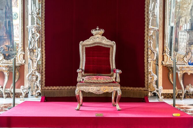 Buckingham Palace Exterior and Royal History Private Tour - The guide makes or breaks this experience