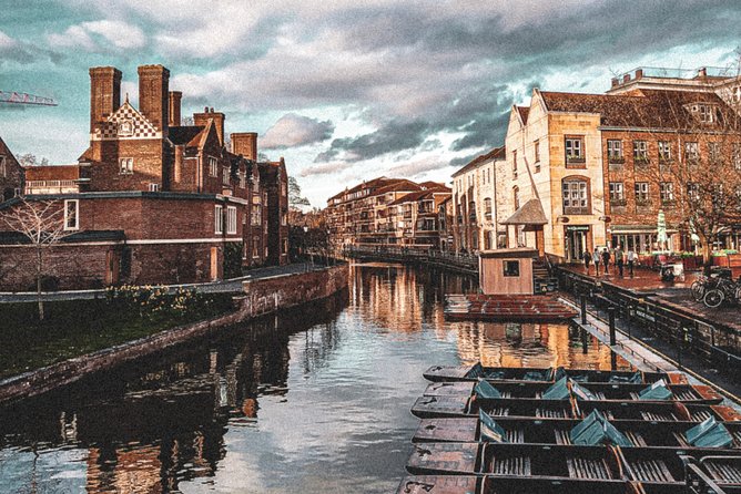Cambridge Riverside Walk From Queen’s College to Trinity College - Garret Hostel Bridge and the option to linger