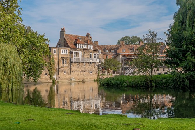 Cambridge University Colleges Guided Punting Tour - The college linked with Stephen Hawking