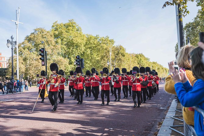 Changing of the Guard Guided Walking Tour in London - Seeing Buckingham Palace without getting trapped in the crowd