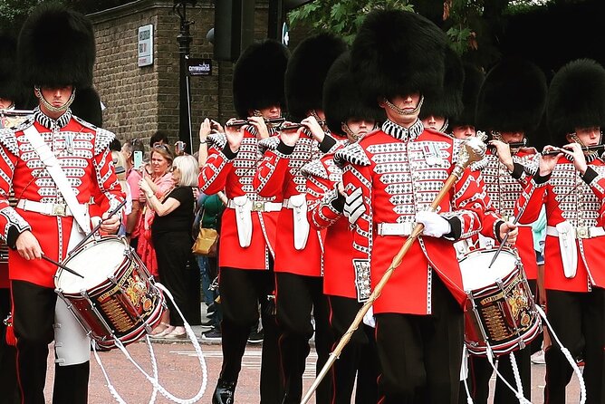 Changing of the Guard Guided Walking Tour in London - Pace, stairs, and what to carry
