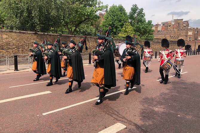 Changing of the Guard Walking Tour - Buckingham Palace as the final setting