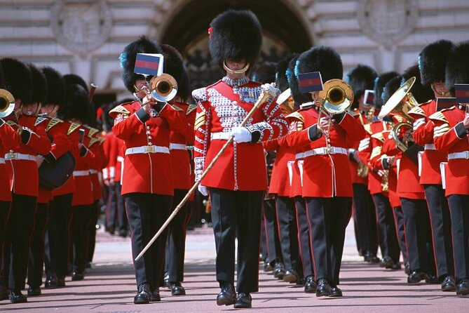Changing of the Guard Walking Tour in London at Buckingham Palace - Why the moving viewpoint is the tour’s main strength