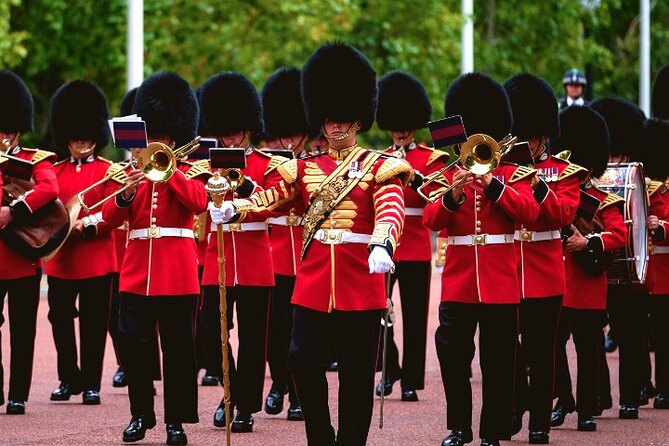 Changing of the Guard Walking Tour in London at Buckingham Palace - Watching the Changing of the Guard from several angles