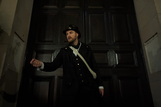 Dark History Walking Tour in Warwick - Warwick Castle and the coach-house heist