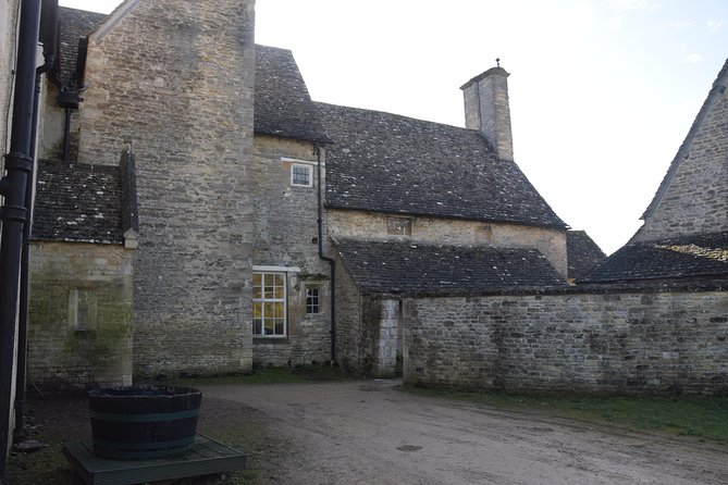Downton Abbey Town and Country Tour from London by Private Black Taxi - Cogges Manor Farm and the story of Yew Tree Farm
