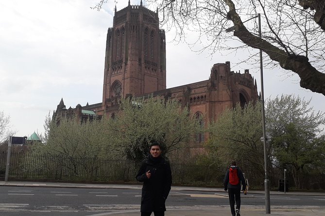 Downtown Liverpool Walking Tour - In Spanish - The Beatles Statue and the Cavern Club