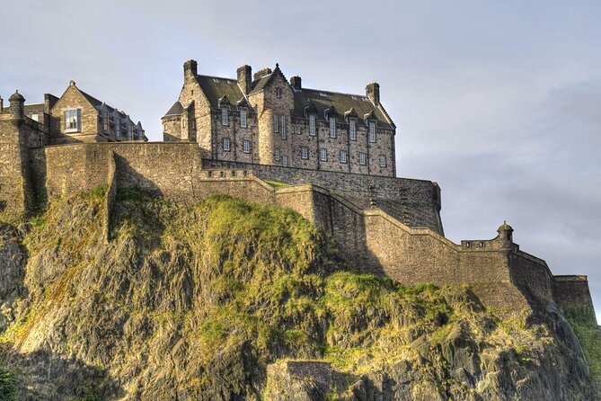 Edinburgh Rail Trip from London with Castle entry and Hop-on Hop-off bus - Key points at a glance
