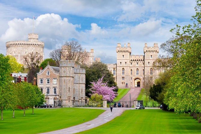 Extended visit: Windsor Castle & Stonehenge - A guide-led day with independent time