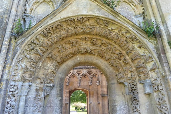 Glastonbury Tour - Private Tour from Bath - Glastonbury Abbey and its atmospheric ruins