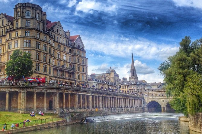 Guided tour to Bath & Stonehenge from Cambridge by Roots Travel. - Stonehenge: two hours with the stones