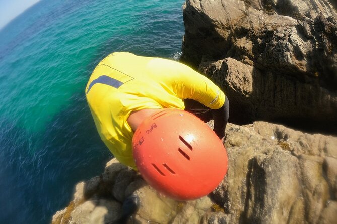 Half-Day Coasteering in Newquay Cornwall - Learning the basic jumps before the higher ledges