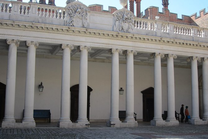 Hampton Court Palace 3hr tour: Henry VIII's & William III's intriguing Palaces - Why Hampton Court works so well with a private guide