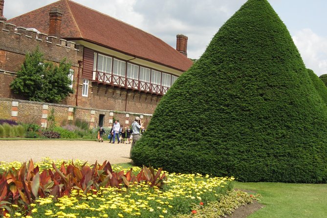 Hampton Court Palace 3hr tour: Henry VIII's & William III's intriguing Palaces - Georgian rooms and the changing royal court