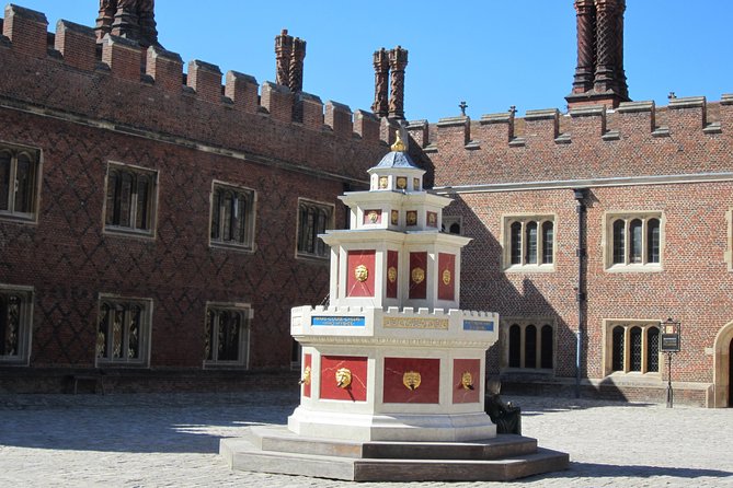 Hampton Court Palace 3hr tour: Henry VIII's & William III's intriguing Palaces - Gardens, maze, grapevine, and real tennis