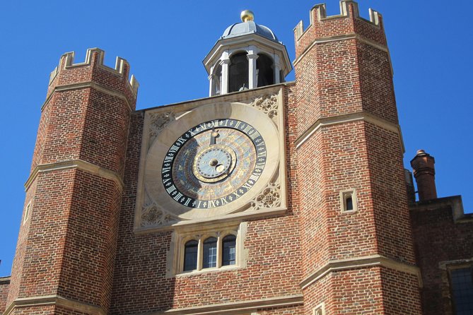 Hampton Court Palace 3hr tour: Henry VIII's & William III's intriguing Palaces - Meeting Sandy at the West Front Gatehouse