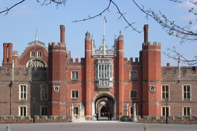 Hampton Court Palace Private Tour - Secrets of Henry VIII - Entering Hampton Court and setting your focus