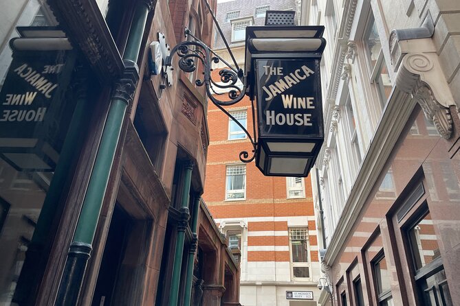 Highlights of Old London Town: Walking Tour of the Square Mile - From old ruins to quiet church gardens