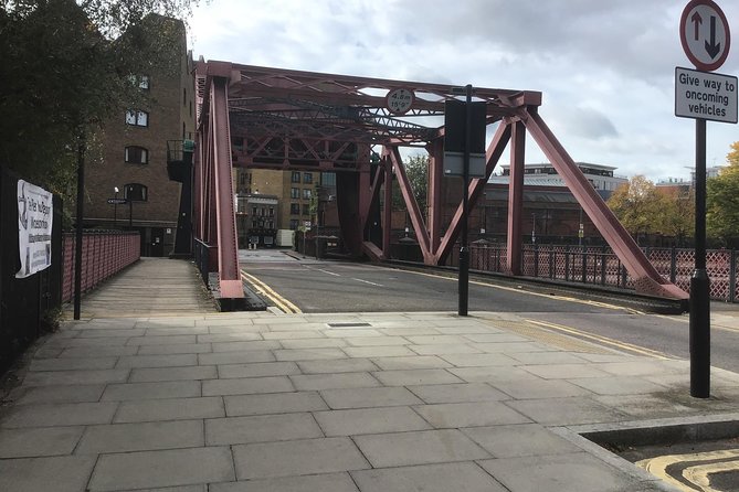 Historic walk of East Londons Wapping Docks and its famous Pubs - Limehouse and the changing waterfront