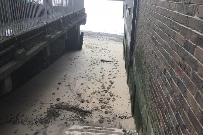 Historic walk of East Londons Wapping Docks and its famous Pubs - Pirate drinks and the last walk to the river