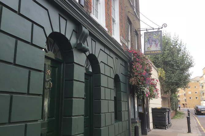 Historic walk of East Londons Wapping Docks and its famous Pubs - What the private format adds