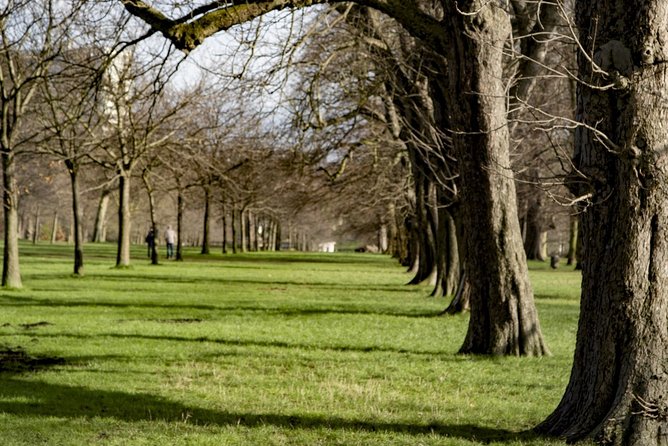 Hyde Park and Kensington Gardens: A Self-Guided Audio Tour - Serpentine Lake and the park’s water views