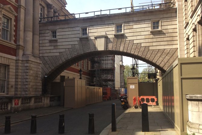 James Bond Private Tour - Victoria Embankment and a Skyfall trick