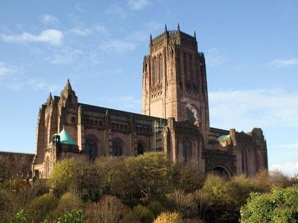 Liverpool Ghost Walking Tour - Meeting Chiller Black and Indiana Bones at the Philharmonic
