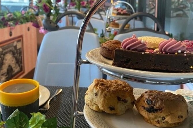London Afternoon Tea Bus with Panoramic Tour - Service, Atmosphere, and Comfort