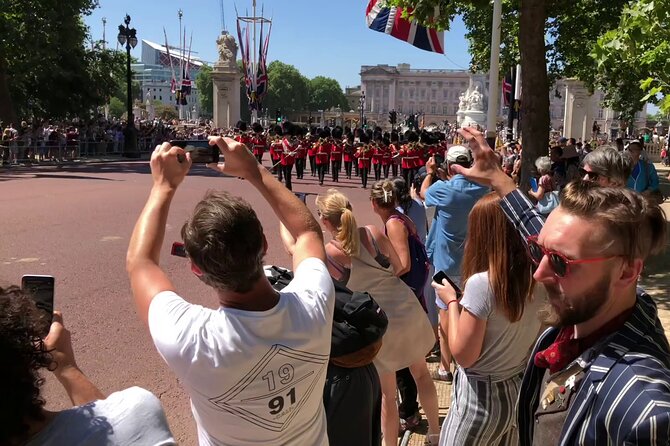 London Bike Tour: Landmarks, Secret Gems, Pub Stop & Street Art - Buckingham Palace and the Mall