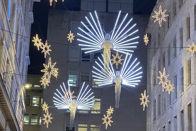 London Christmas Lights Guided Tour With Christmas Music - How the silent disco format changes the night