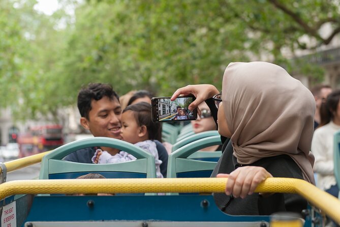 London Discovery by Day and by Night Hop-On Hop-off Tours - Commentary, staff, and the value of the app