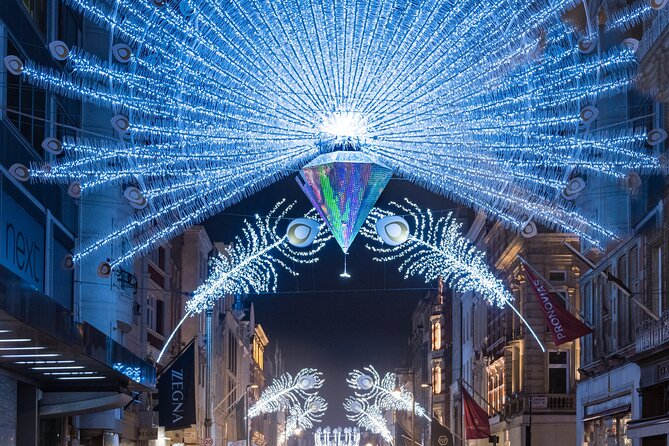 London Exclusive Christmas Lights Guided Tour by Black Cab - Selfridges and Hamleys bring out the family appeal