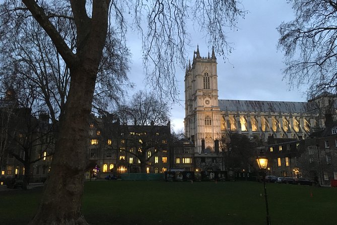 London Introduction Walking Tour - Borough Market: the best built-in food break