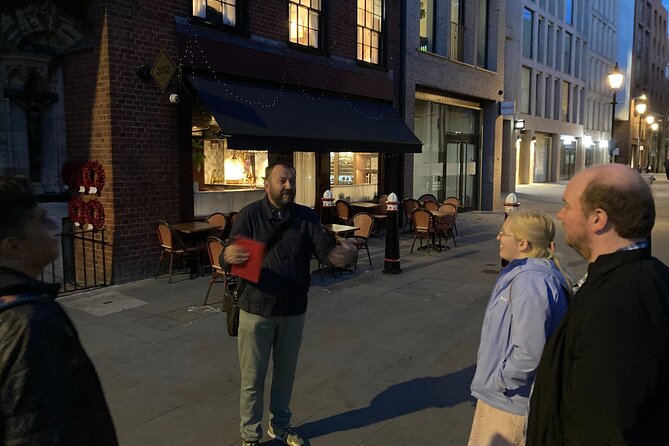 London's Ghosts & Gruesome Past Nighttime Walking Tour - Cloth Fair, a drink, and the road to execution