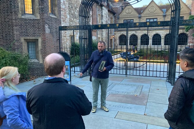 London's Ghosts & Gruesome Past Nighttime Walking Tour - Charterhouse Square and the plague pits