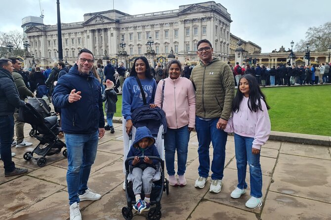 London Sightseeing Private Black Cab Tour with Hotel Pick Up - Trafalgar Square, Piccadilly Circus, and the West End