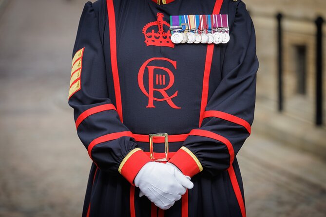 London Sightseeing Tour: Guard Change with Tower of London Option - What to bring and how to handle the pace
