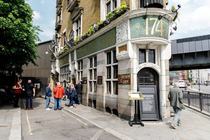 London Small Group Tour of Historical Pubs - Churches, Fleet Street, and the street of shame