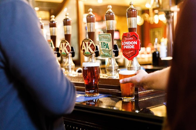 London Small Group Tour of Historical Pubs - The traditional boozer and its horseshoe bar