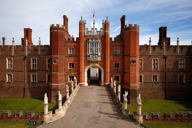 London, Windsor Castle, Hampton Court Palace with Free Snack Pack - St George’s Chapel and the limits of the schedule