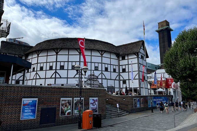London Witches and History Walking Tour - The guides and the theatrical style