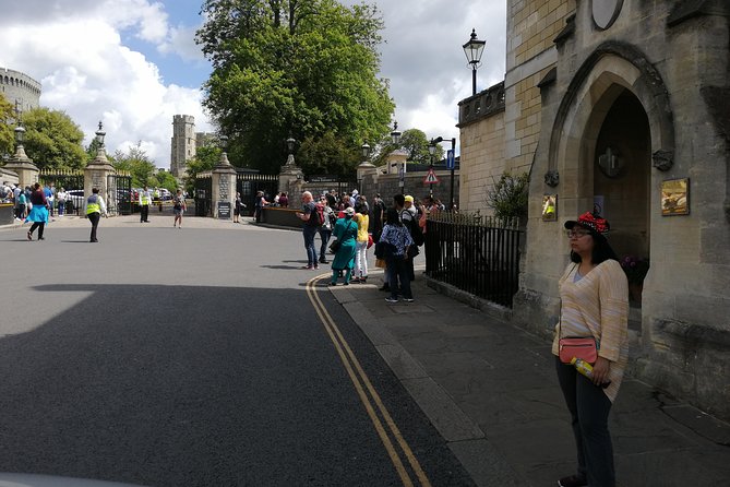 Luxury Private Day Hire London-London Stopover at Windsor & Hampton Court Palace - Three hours inside Windsor Castle