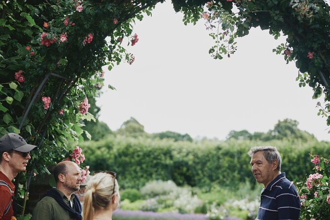 Notting Hill Walking Tour with Cream Tea - Guides, group size, and the pace of the walk
